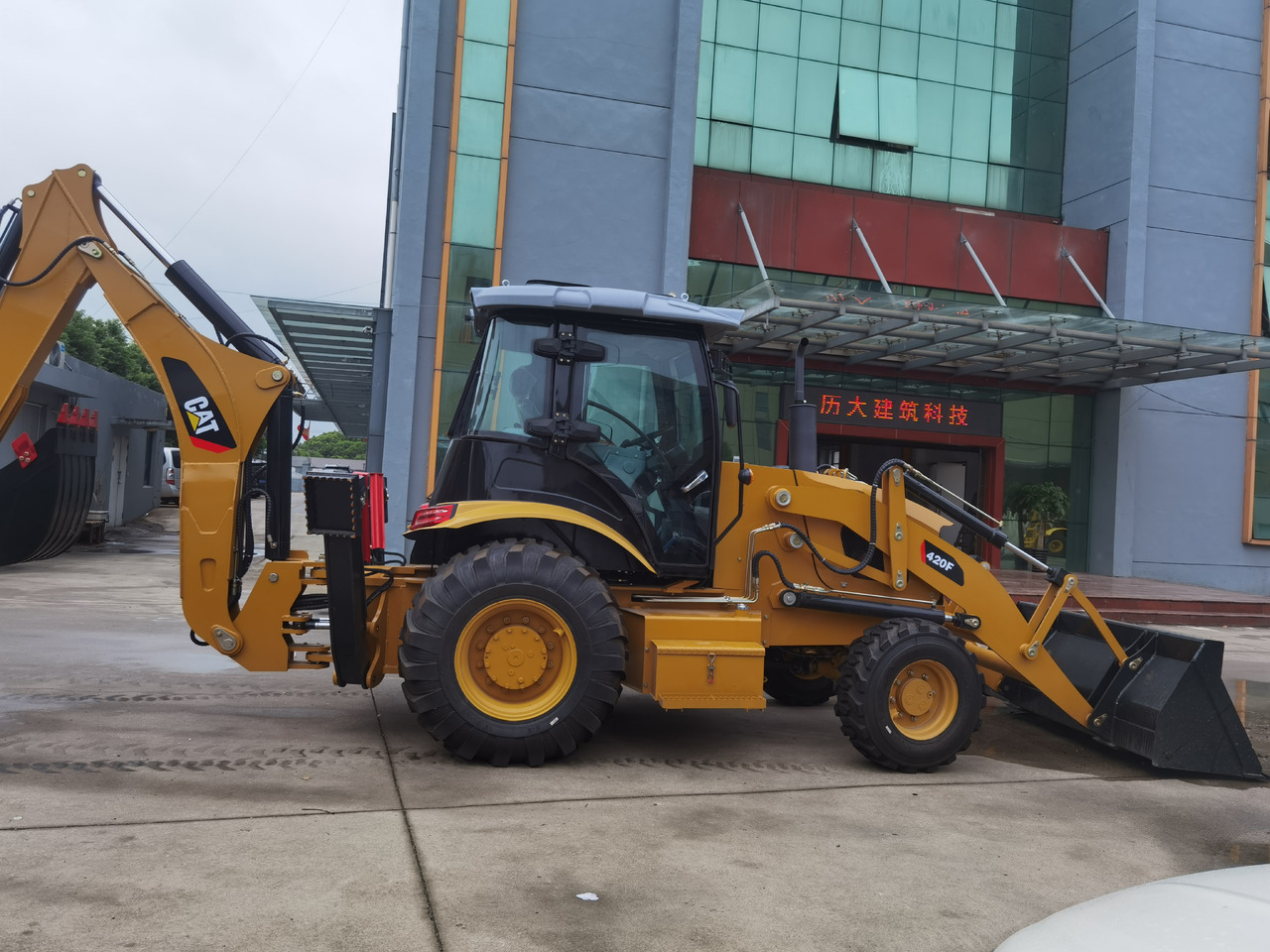 CAT 420F Backhoe Loader - Backhoe loader: picture 1 CAT 420F Backhoe Loader - Backhoe loader: picture 1