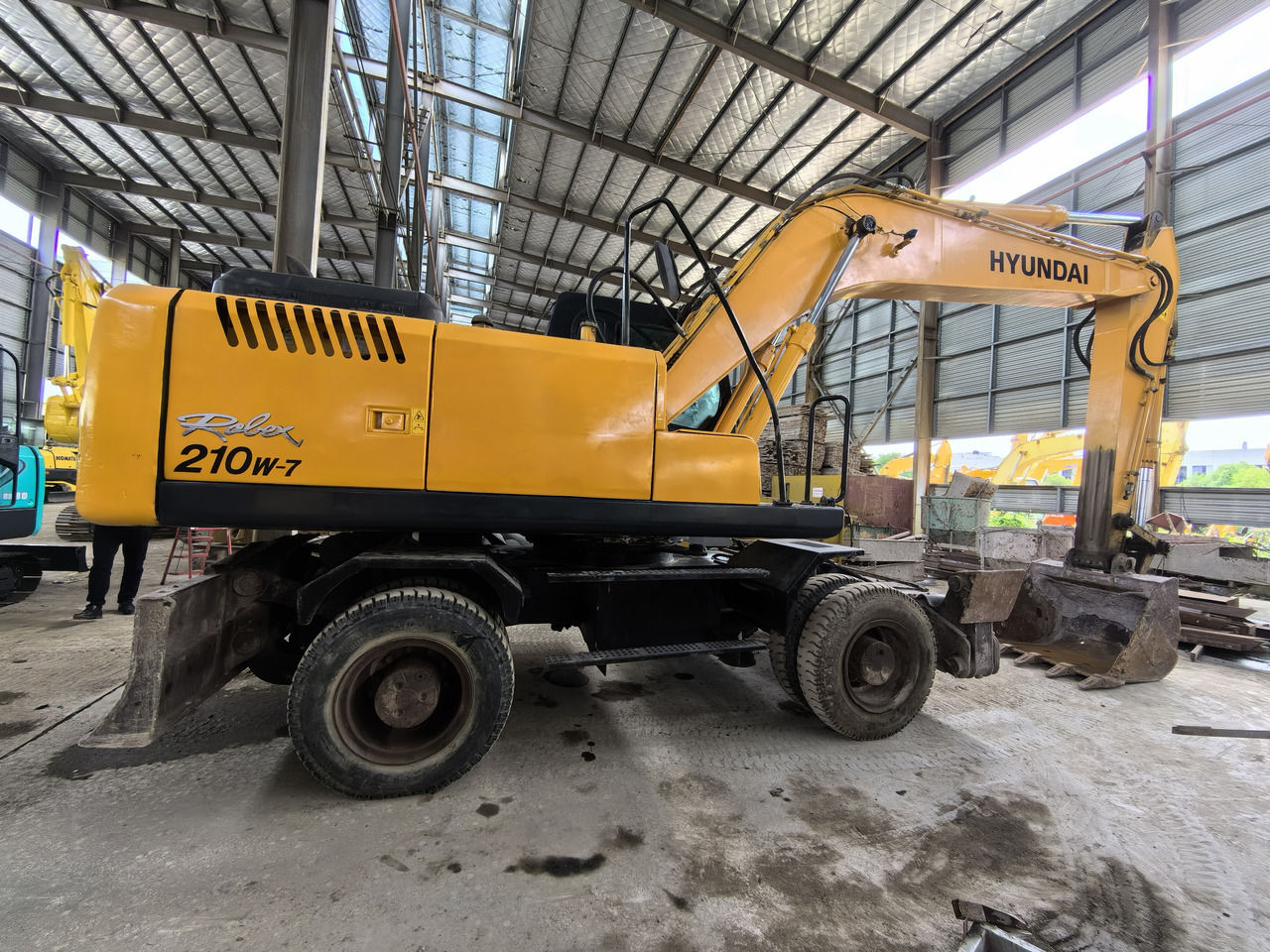 Hyundai 210w-7 wheel excavator - Wheel excavator: picture 2 Hyundai 210w-7 wheel excavator - Wheel excavator: picture 2