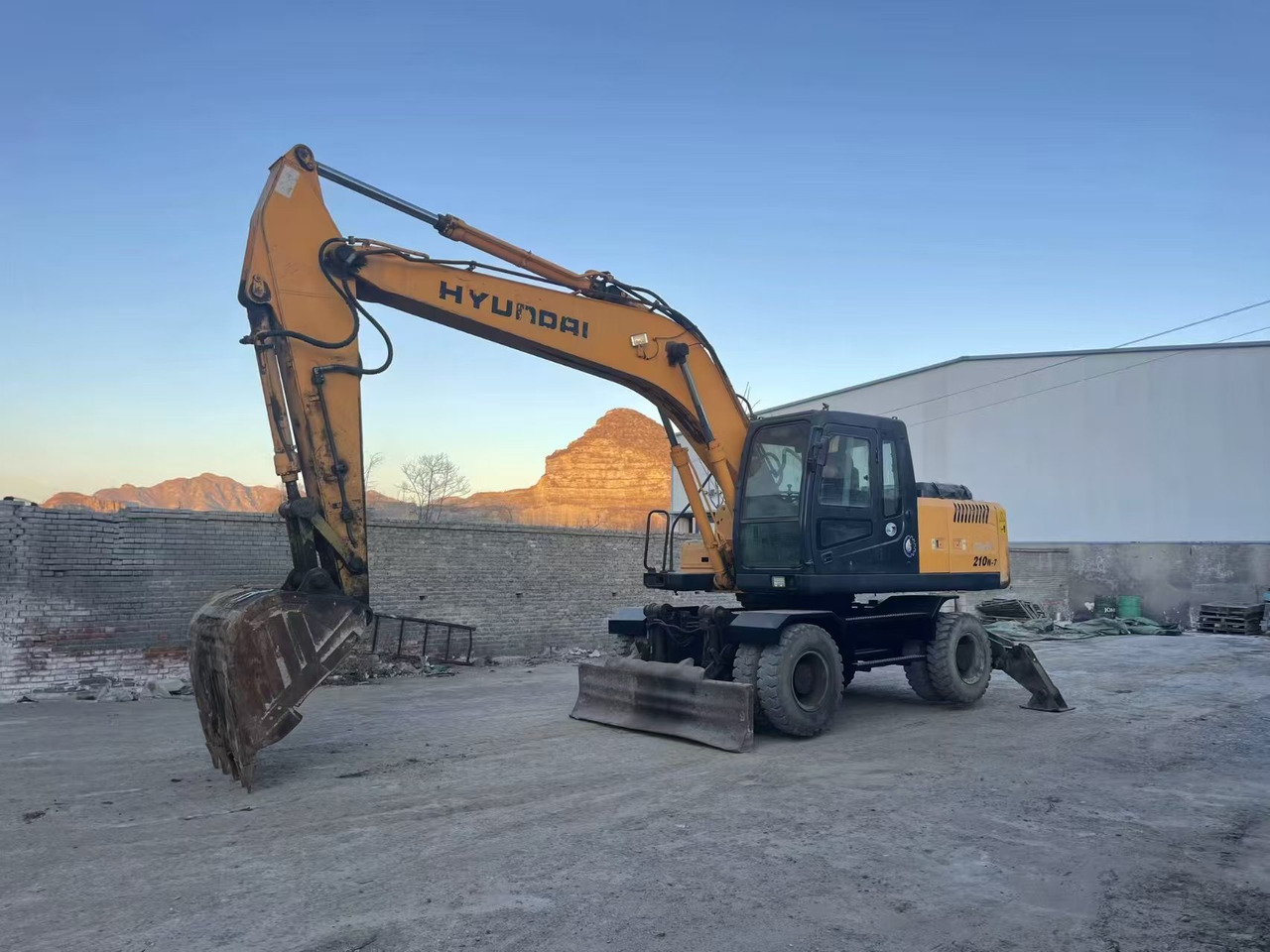 Hyundai 210w-7 wheel excavator - Wheel excavator: picture 3 Hyundai 210w-7 wheel excavator - Wheel excavator: picture 3
