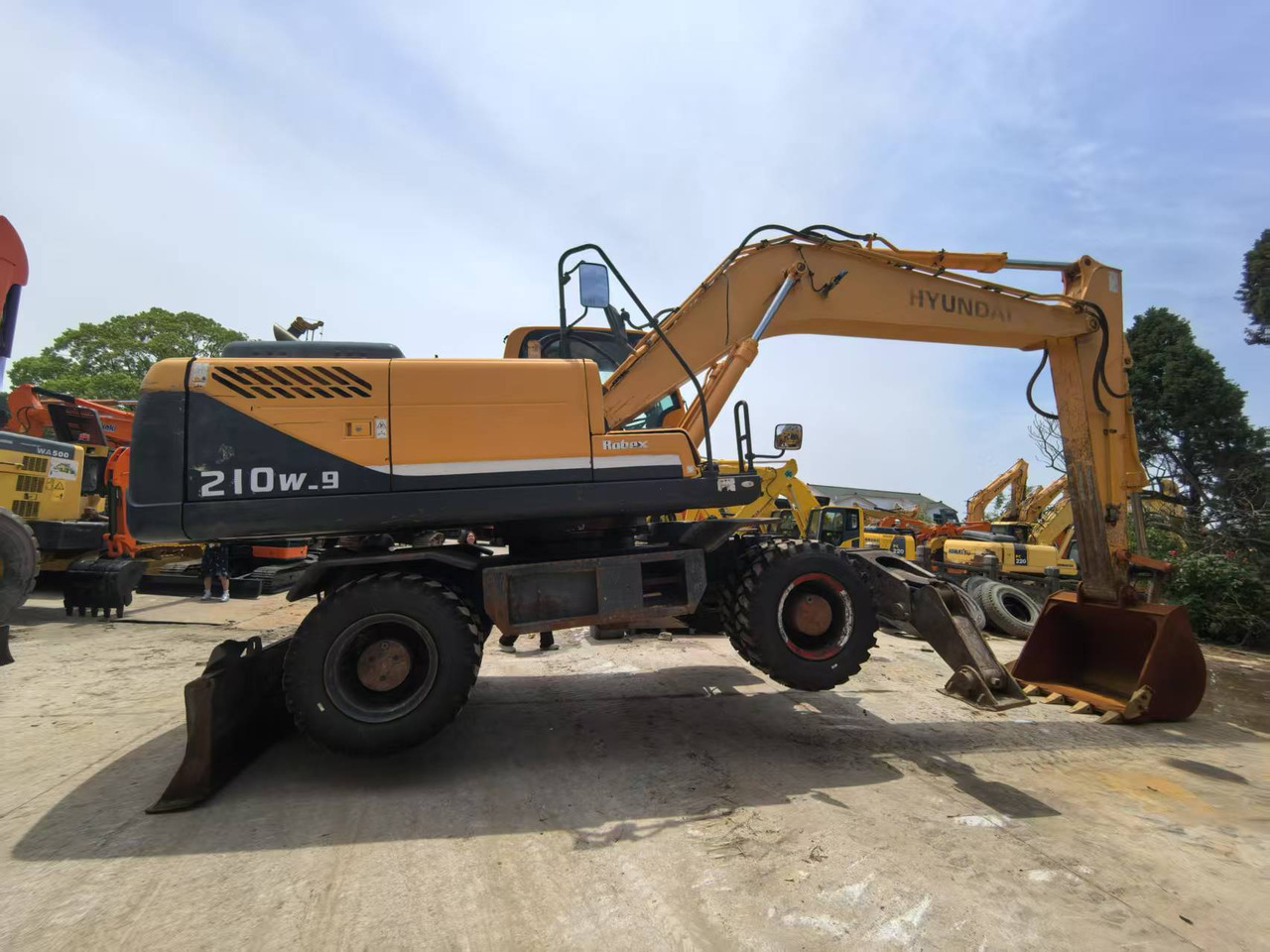 Hyundai 210w-9 wheel excavator - Wheel excavator: picture 2 Hyundai 210w-9 wheel excavator - Wheel excavator: picture 2