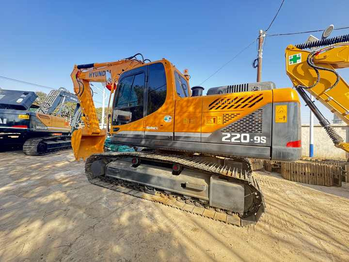 Good condition and high performance second hand Hyundai 220lc-9S Excavators used excavator on hot sale in shanghai yard - Crawler excavator: picture 4 Good condition and high performance second hand Hyundai 220lc-9S Excavators used excavator on hot sale in shanghai yard - Crawler excavator: picture 4