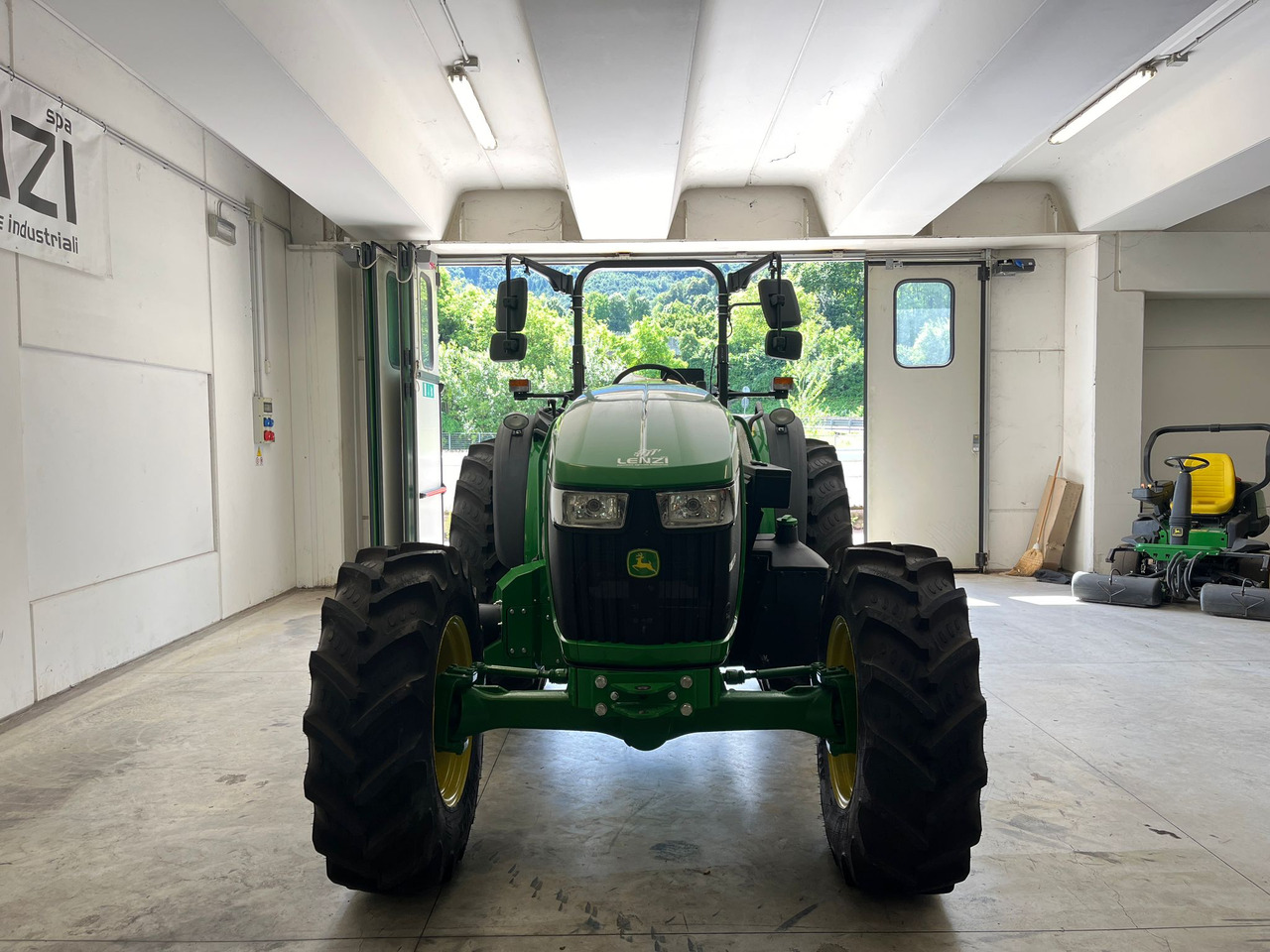 JOHN DEERE 5100 M - Farm tractor: picture 3 JOHN DEERE 5100 M - Farm tractor: picture 3