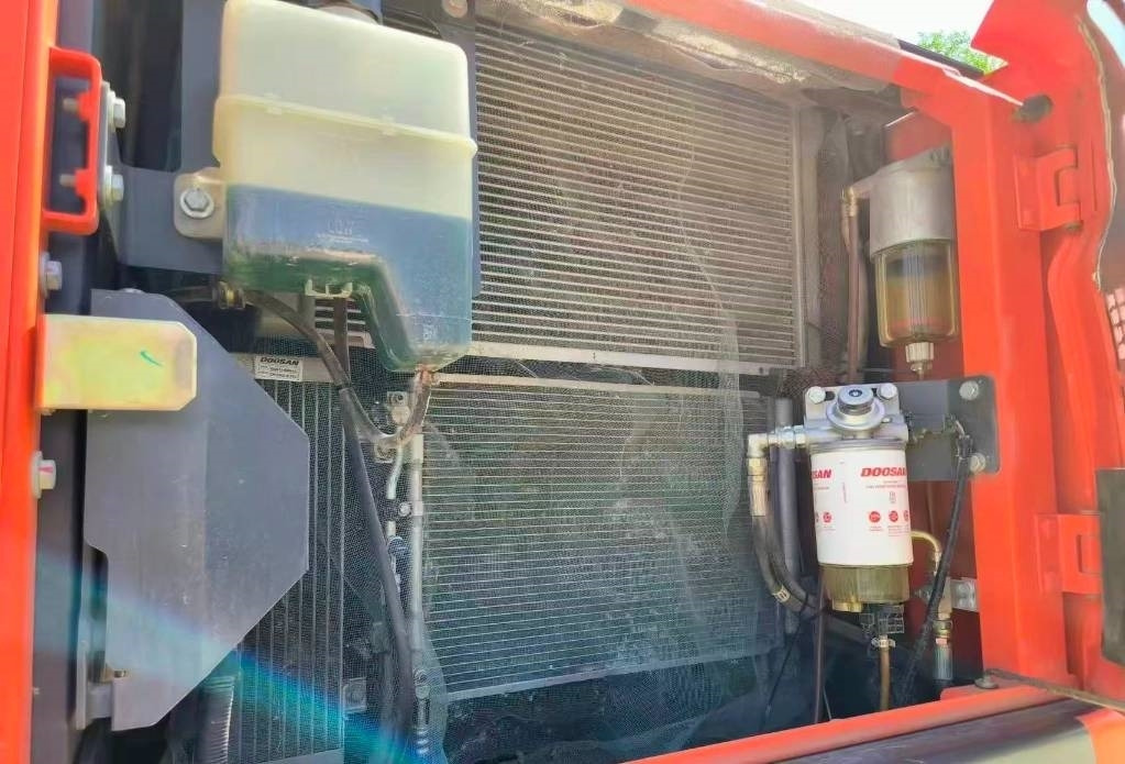 Crawler excavator Doosan DX 200: picture 18