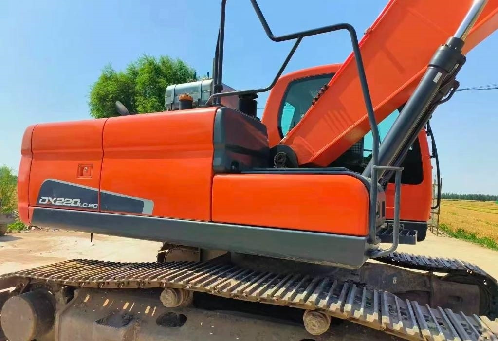 Crawler excavator Doosan DX 200: picture 16