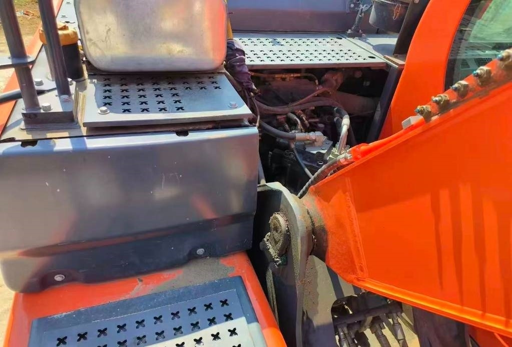 Crawler excavator Doosan DX 200: picture 13