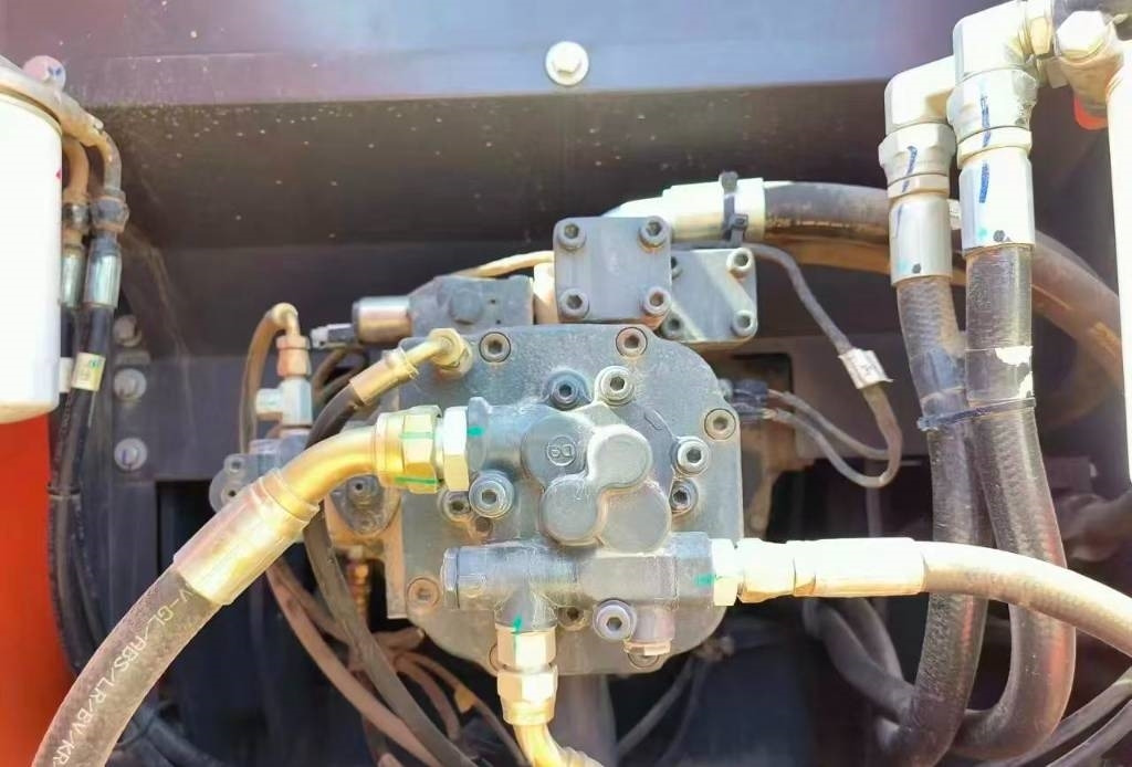 Crawler excavator Doosan DX 200: picture 19