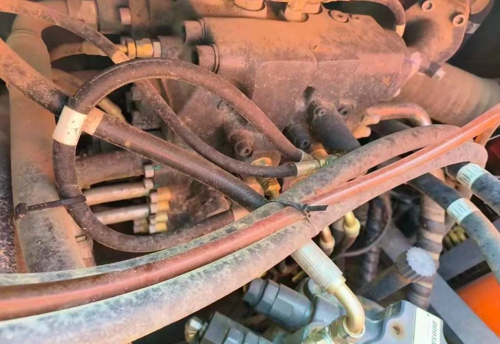 Crawler excavator Doosan DX 200: picture 14