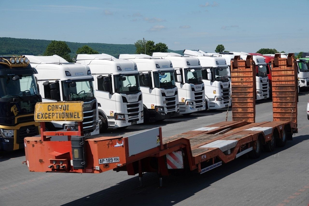 TRAX / NACZEPA LAWETA / NISKOPODWOZIE / NAJAZDY - Low loader semi-trailer: picture 1 TRAX / NACZEPA LAWETA / NISKOPODWOZIE / NAJAZDY - Low loader semi-trailer: picture 1