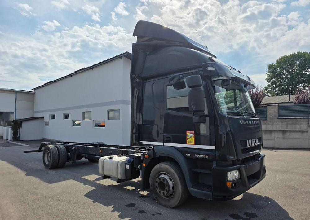 Iveco EUROCARGO 160E28 RAMA DO ZABUDOWY/ LAWETA / MANUAL / - Curtainsider truck: picture 2 Iveco EUROCARGO 160E28 RAMA DO ZABUDOWY/ LAWETA / MANUAL / - Curtainsider truck: picture 2