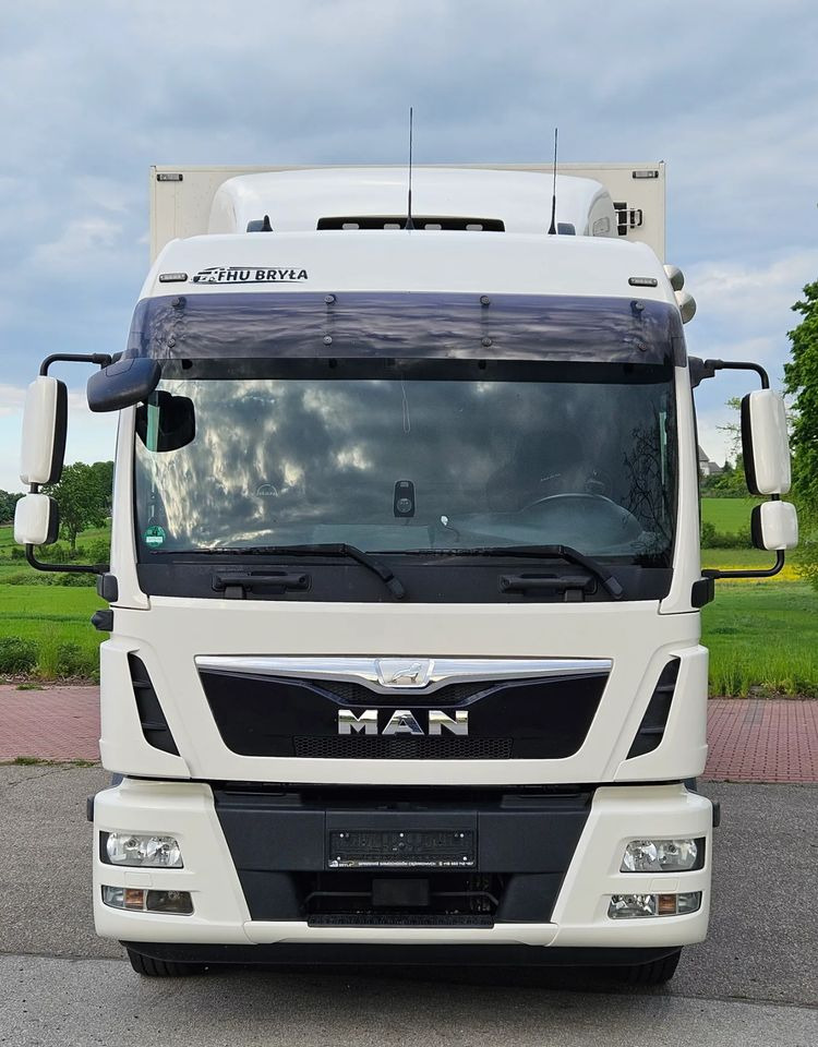 MAN TGM 15.290/IZOTERMA/WINDA/CHŁODNIA/KONTENER/17PALET/E6/OGRZEWANA IZOTERMA/SPROWADZONY/AUTOMAT/SYPIALKA/PIERWSZY WŁAŚCICIEL - Refrigerator truck: picture 5 MAN TGM 15.290/IZOTERMA/WINDA/CHŁODNIA/KONTENER/17PALET/E6/OGRZEWANA IZOTERMA/SPROWADZONY/AUTOMAT/SYPIALKA/PIERWSZY WŁAŚCICIEL - Refrigerator truck: picture 5