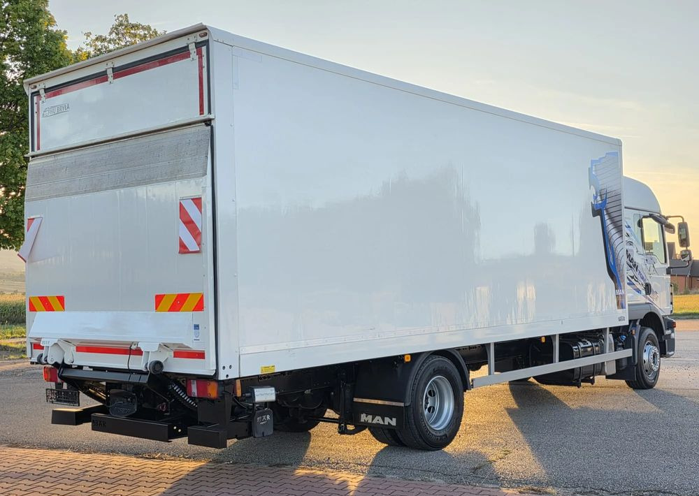 MAN TGM 15.290 / TGL / KONTENER / IZOTERMA / WINDA / KLIMA POSTOJOWA / 2019R / EURO 6 / PEŁEN SERWIS / 8200KG ŁADOWNOŚĆ / SPROWADZONY / ZADBANY / JAK NOWY / KSIĄŻKA SERWISOWA / E6 / 18 PALET - Box truck: picture 3 MAN TGM 15.290 / TGL / KONTENER / IZOTERMA / WINDA / KLIMA POSTOJOWA / 2019R / EURO 6 / PEŁEN SERWIS / 8200KG ŁADOWNOŚĆ / SPROWADZONY / ZADBANY / JAK NOWY / KSIĄŻKA SERWISOWA / E6 / 18 PALET - Box truck: picture 3