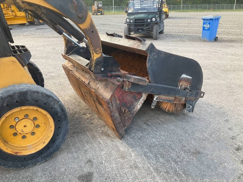 CAT 246 - Skid steer loader: picture 5 CAT 246 - Skid steer loader: picture 5