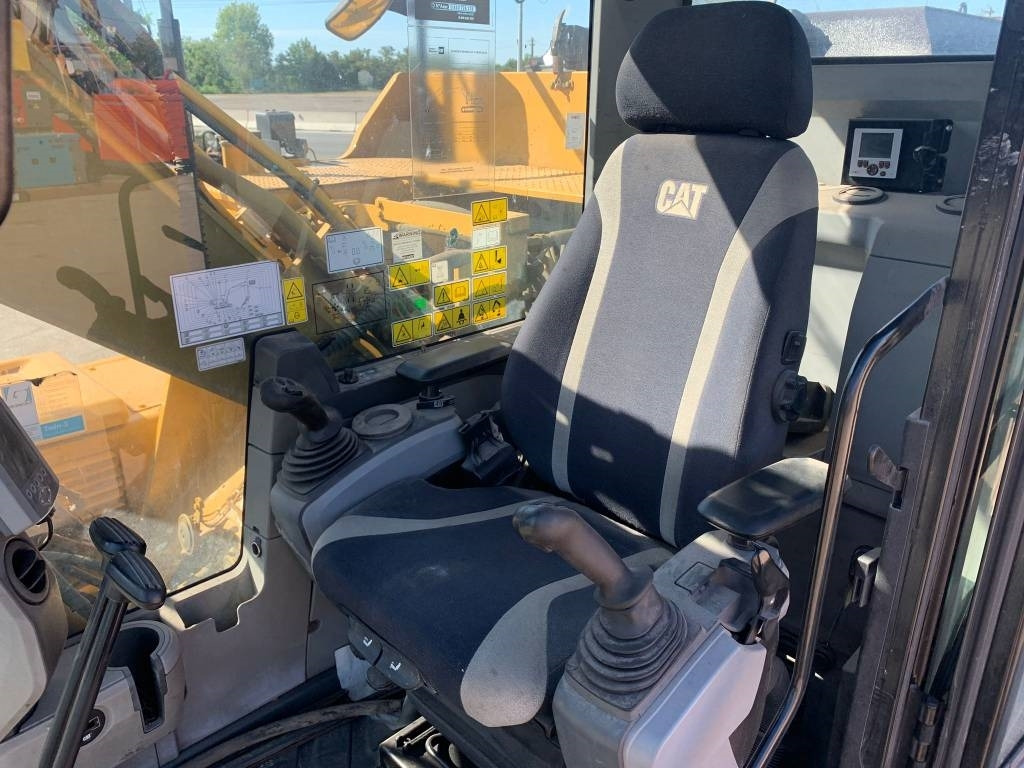 Crawler excavator CAT 318F: picture 15