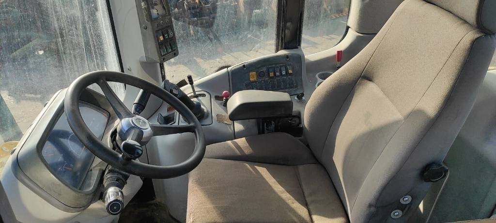 Wheel loader New Holland W 130: picture 8 Wheel loader New Holland W 130: picture 8