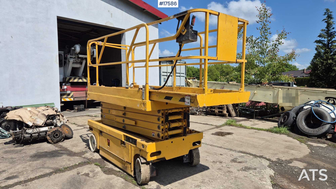 2007 Haulotte Compact 12 - Scissor lift: picture 1 2007 Haulotte Compact 12 - Scissor lift: picture 1