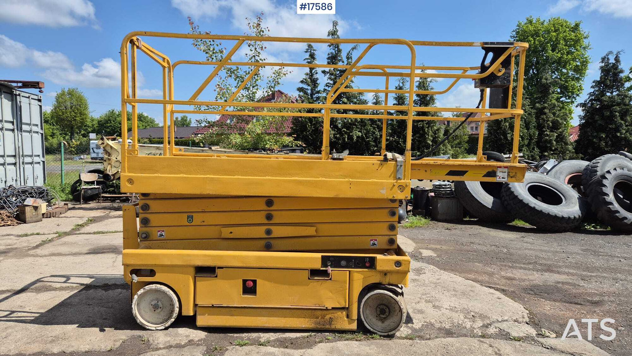 2007 Haulotte Compact 12 - Scissor lift: picture 5 2007 Haulotte Compact 12 - Scissor lift: picture 5