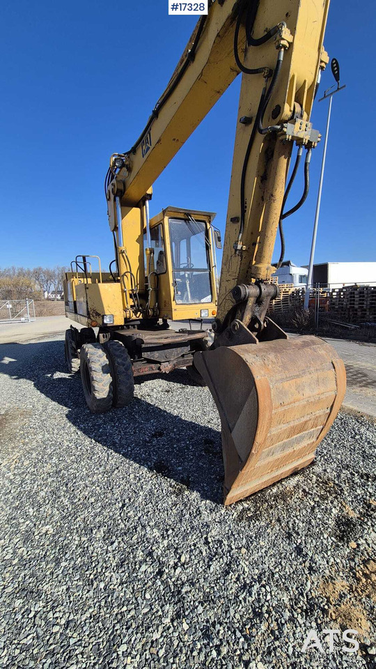 CATERPILLAR 212B FT wheeled excavator (1995) - Wheel excavator: picture 3 CATERPILLAR 212B FT wheeled excavator (1995) - Wheel excavator: picture 3