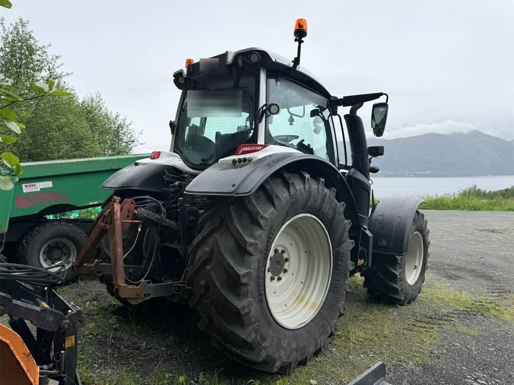 Valtra N 174 med frontlaster - Farm tractor: picture 3 Valtra N 174 med frontlaster - Farm tractor: picture 3