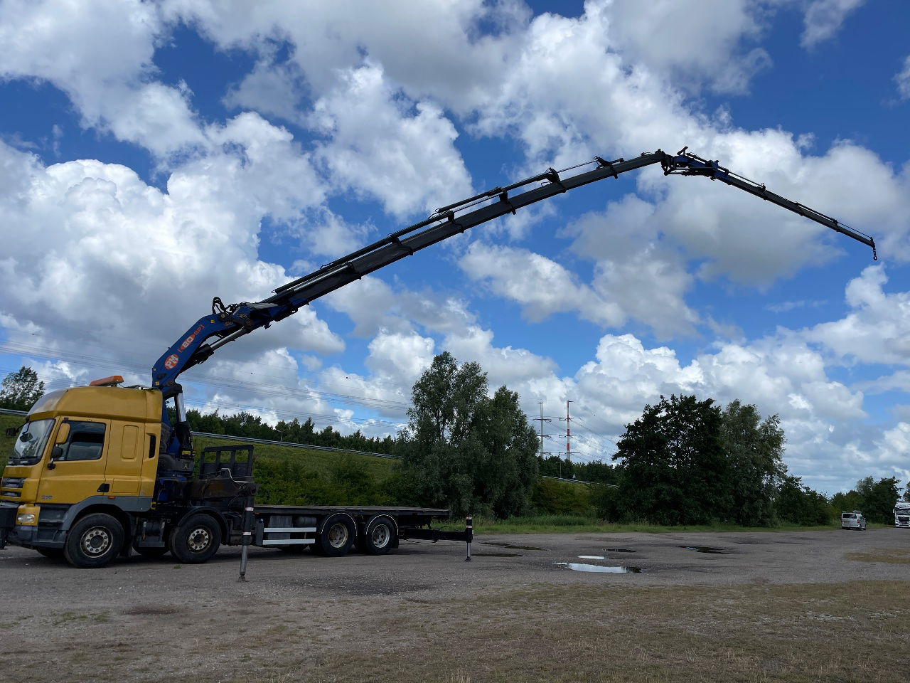 DAF CF 85.410 PM 80 crane laadkraan met jib en frontstempels - Crane truck: picture 2 DAF CF 85.410 PM 80 crane laadkraan met jib en frontstempels - Crane truck: picture 2