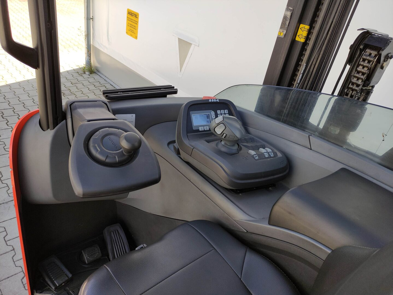 Toyota RRE160HH - Reach truck: picture 5 Toyota RRE160HH - Reach truck: picture 5