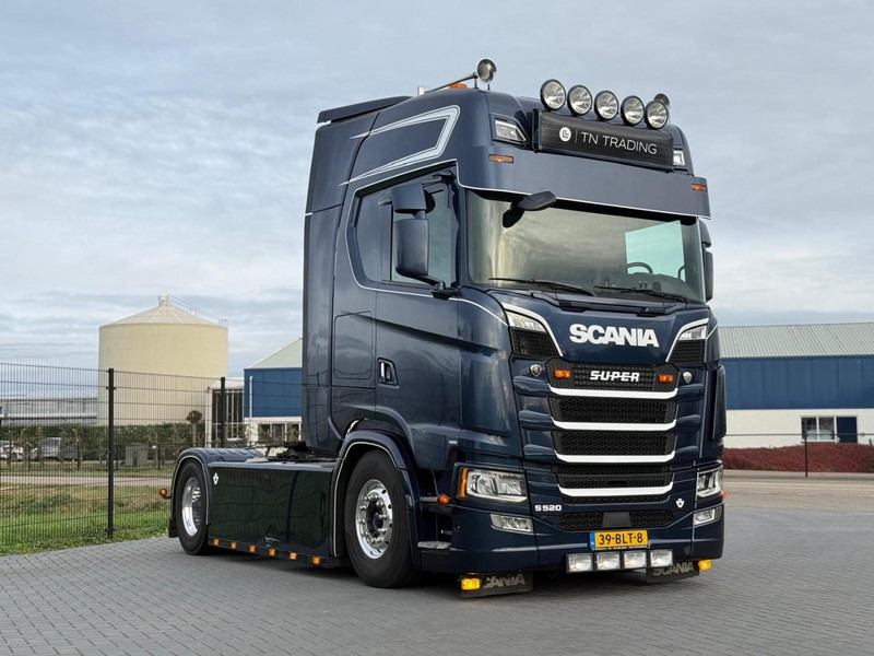 Scania S520 VOLLUCHT, RETARDER, LEATHER, ALCOA, 9 TONS VOORAS, TACHO 2. - Tractor unit: picture 1 Scania S520 VOLLUCHT, RETARDER, LEATHER, ALCOA, 9 TONS VOORAS, TACHO 2. - Tractor unit: picture 1