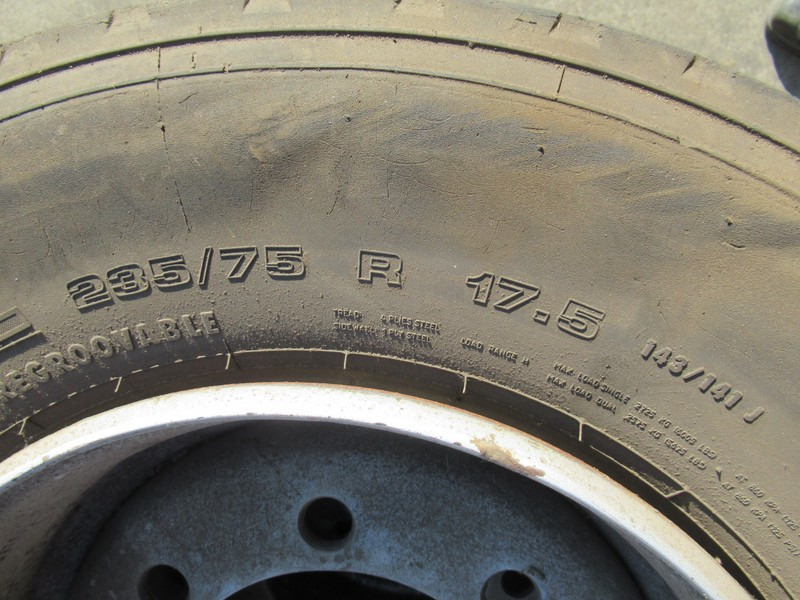MEFRO 4 x Velg 17.5x6.75 + band Veldhuizen - Wheel and tire package for Truck: picture 3 MEFRO 4 x Velg 17.5x6.75 + band Veldhuizen - Wheel and tire package for Truck: picture 3