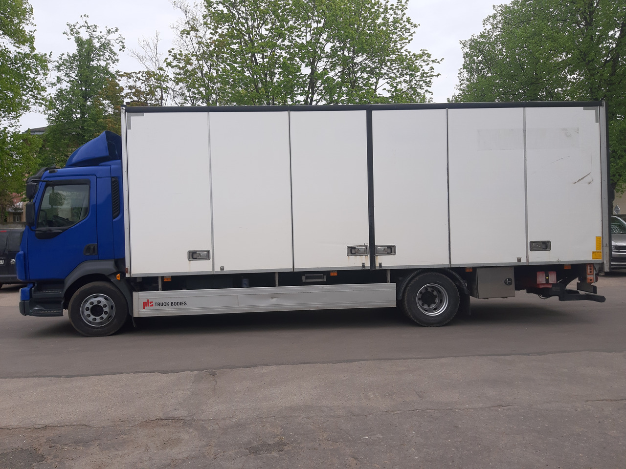 VOLVO FL - Box truck: picture 2 VOLVO FL - Box truck: picture 2