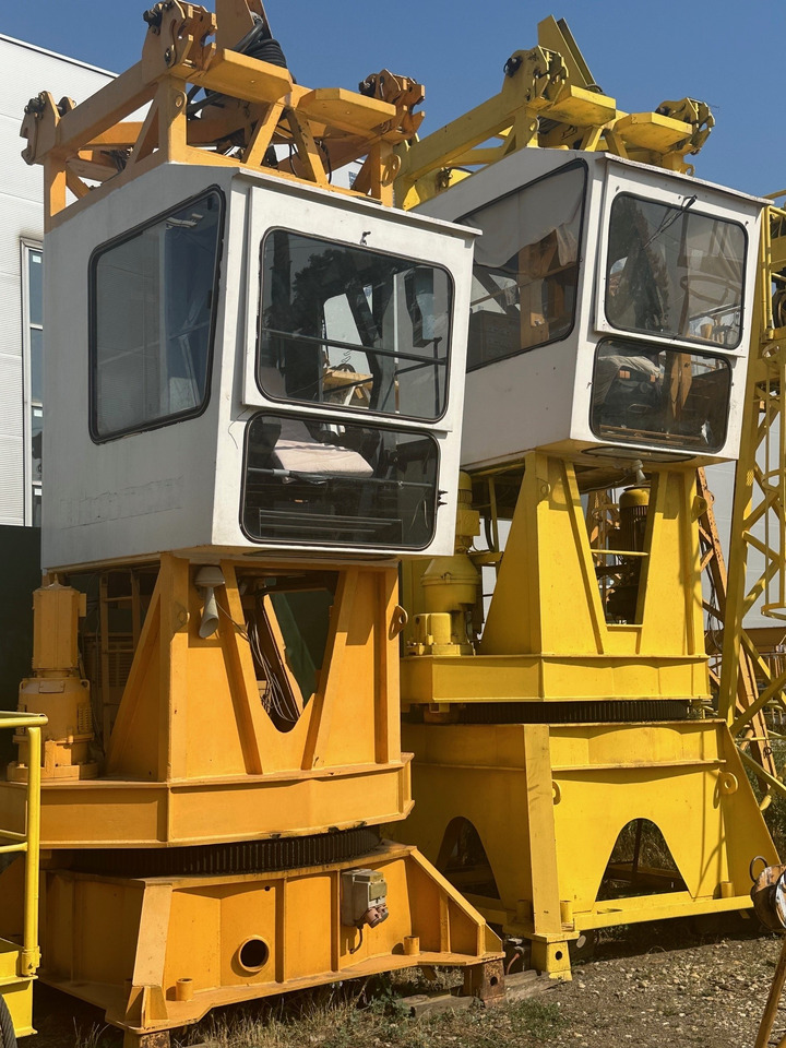 LIEBHERR 30 LC with chassis - Tower crane: picture 1 LIEBHERR 30 LC with chassis - Tower crane: picture 1