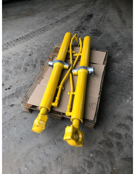 Komatsu D65-15 EX/PX Blade Lift Cylinder OEM 707-02-X0220 - Hydraulics: picture 2 Komatsu D65-15 EX/PX Blade Lift Cylinder OEM 707-02-X0220 - Hydraulics: picture 2