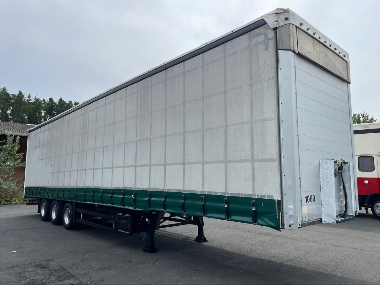 Schmitz Cargobull S01 3-Achs/Pritsche+Plane/13,5m/28050kg-Nutzlast - Curtainsider semi-trailer: picture 1 Schmitz Cargobull S01 3-Achs/Pritsche+Plane/13,5m/28050kg-Nutzlast - Curtainsider semi-trailer: picture 1