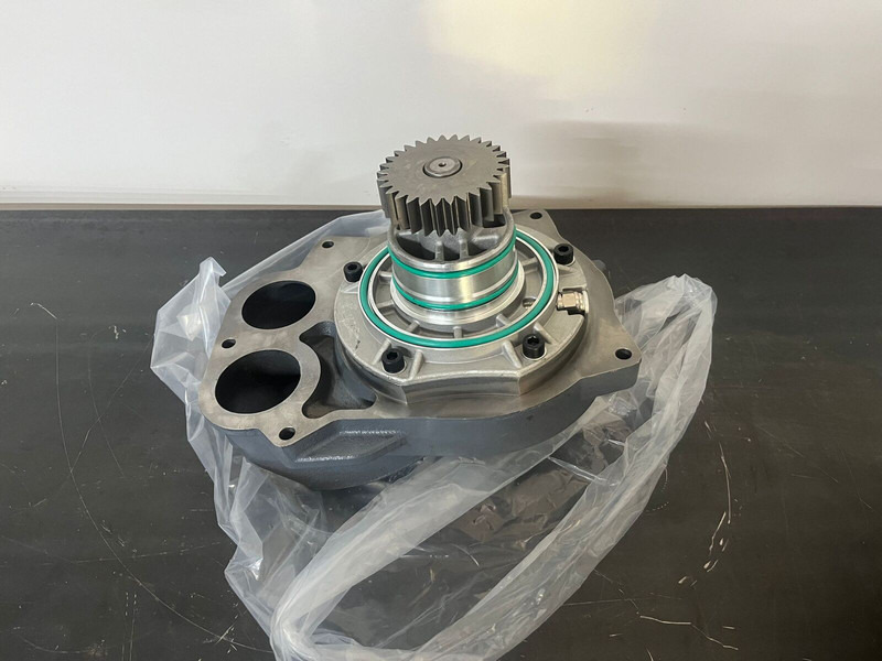 Liebherr Nieuwe Waterpomp Water pomp - Spare parts: picture 1 Liebherr Nieuwe Waterpomp Water pomp - Spare parts: picture 1