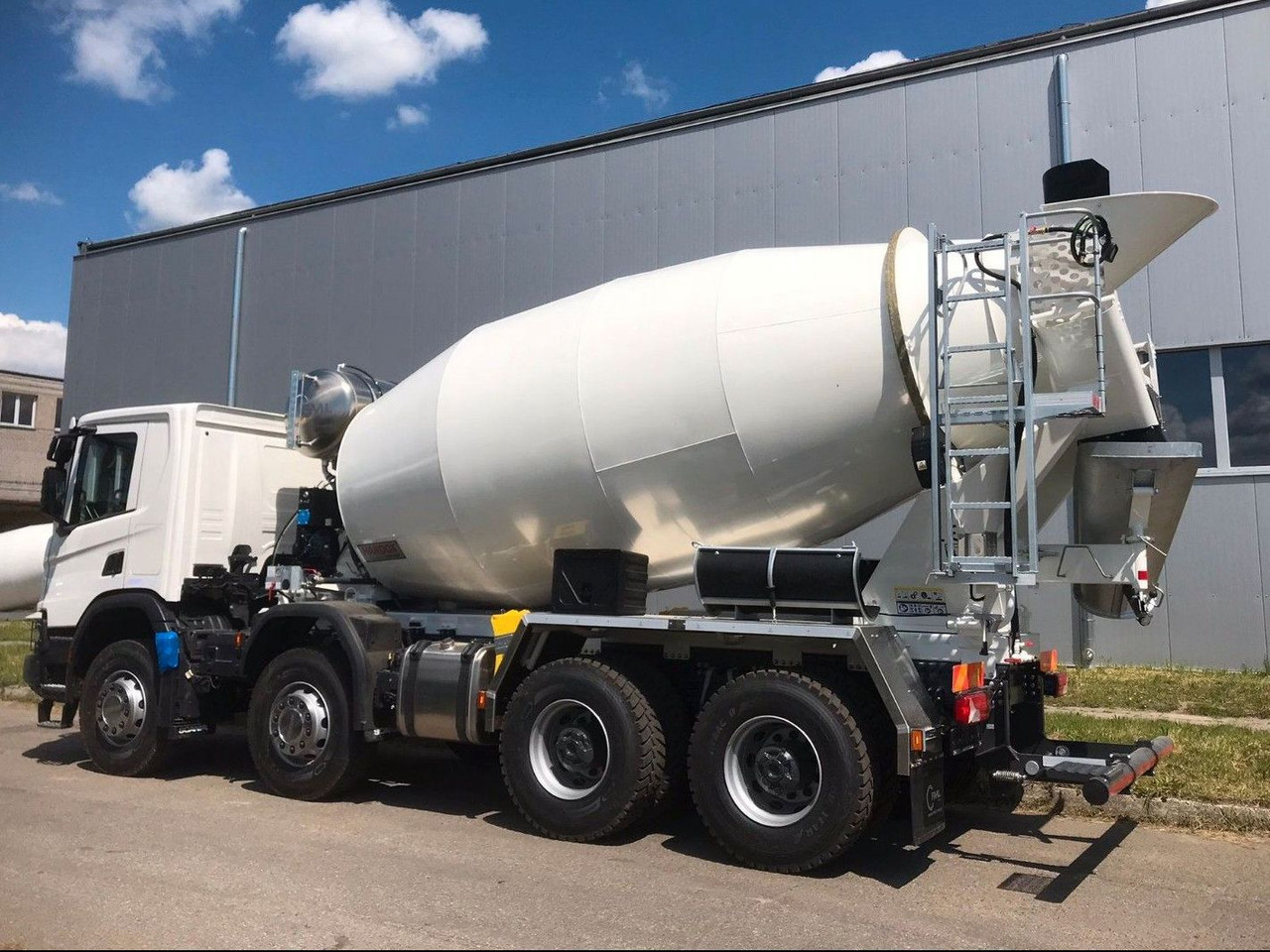 Scania P420 8X4 FML 10 M3 Scania P420 8X4 FML 10 M3 - Concrete mixer truck: picture 3 Scania P420 8X4 FML 10 M3 Scania P420 8X4 FML 10 M3 - Concrete mixer truck: picture 3