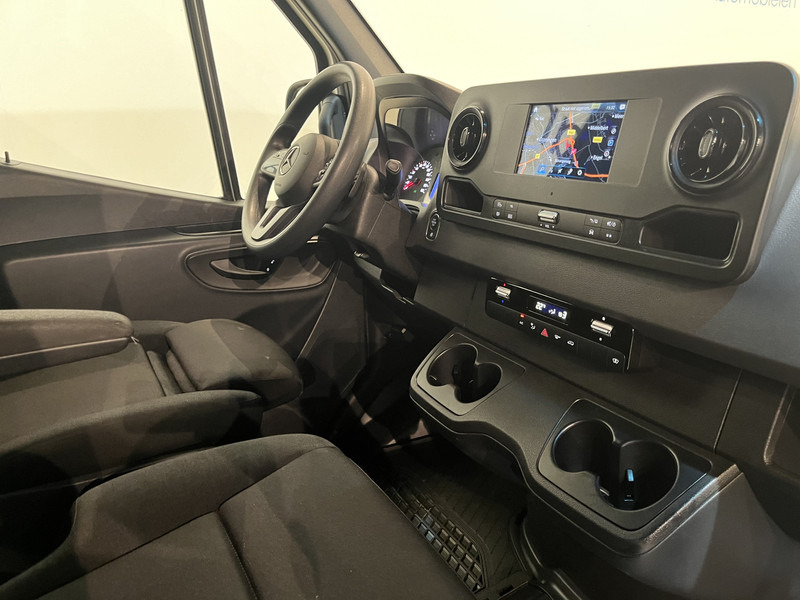 Mercedes-Benz Sprinter 315 CDI L2H2 RWD Automaat / Euro 6 / CarPlay / Airco / Camera / Trekhaak / Navigatie / 3-Zits / 21.000 KM !! / BPM VRIJ !! - Panel van: picture 3 Mercedes-Benz Sprinter 315 CDI L2H2 RWD Automaat / Euro 6 / CarPlay / Airco / Camera / Trekhaak / Navigatie / 3-Zits / 21.000 KM !! / BPM VRIJ !! - Panel van: picture 3