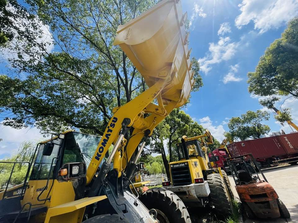 Komatsu WA380-8 - Wheel loader: picture 4 Komatsu WA380-8 - Wheel loader: picture 4