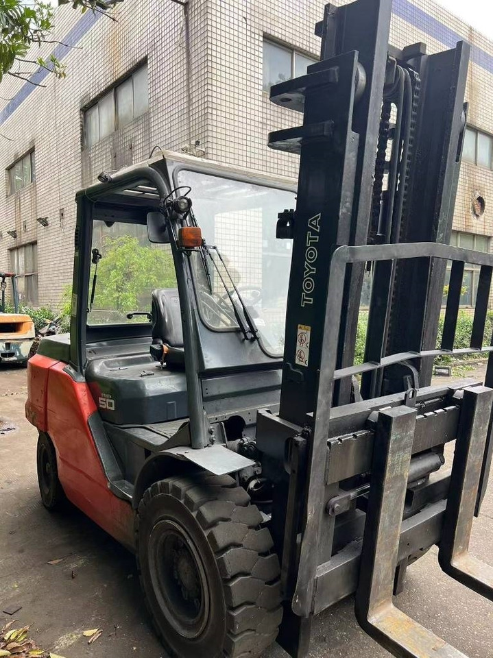 Toyota 8FD50N - Material handling equipment: picture 2 Toyota 8FD50N - Material handling equipment: picture 2