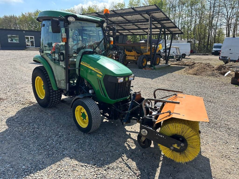 John Deere 3720 M/ Hydraulisk kost - Compact tractor: picture 2 John Deere 3720 M/ Hydraulisk kost - Compact tractor: picture 2