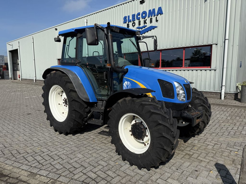 New Holland TL90A 4WD - Farm tractor: picture 5 New Holland TL90A 4WD - Farm tractor: picture 5