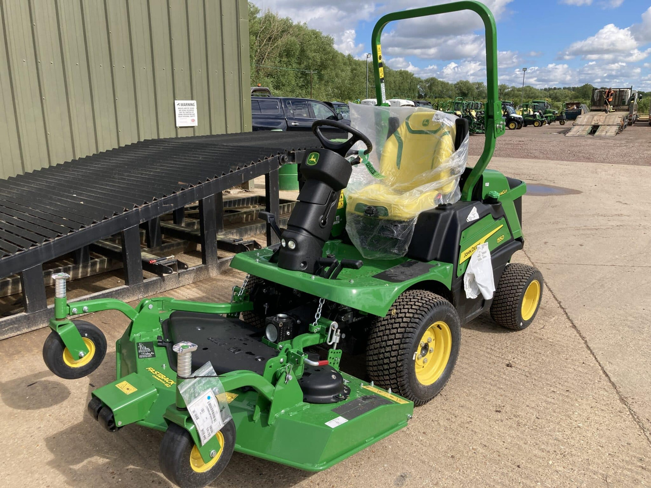 John Deere 1550 front mower - Garden mower: picture 1 John Deere 1550 front mower - Garden mower: picture 1