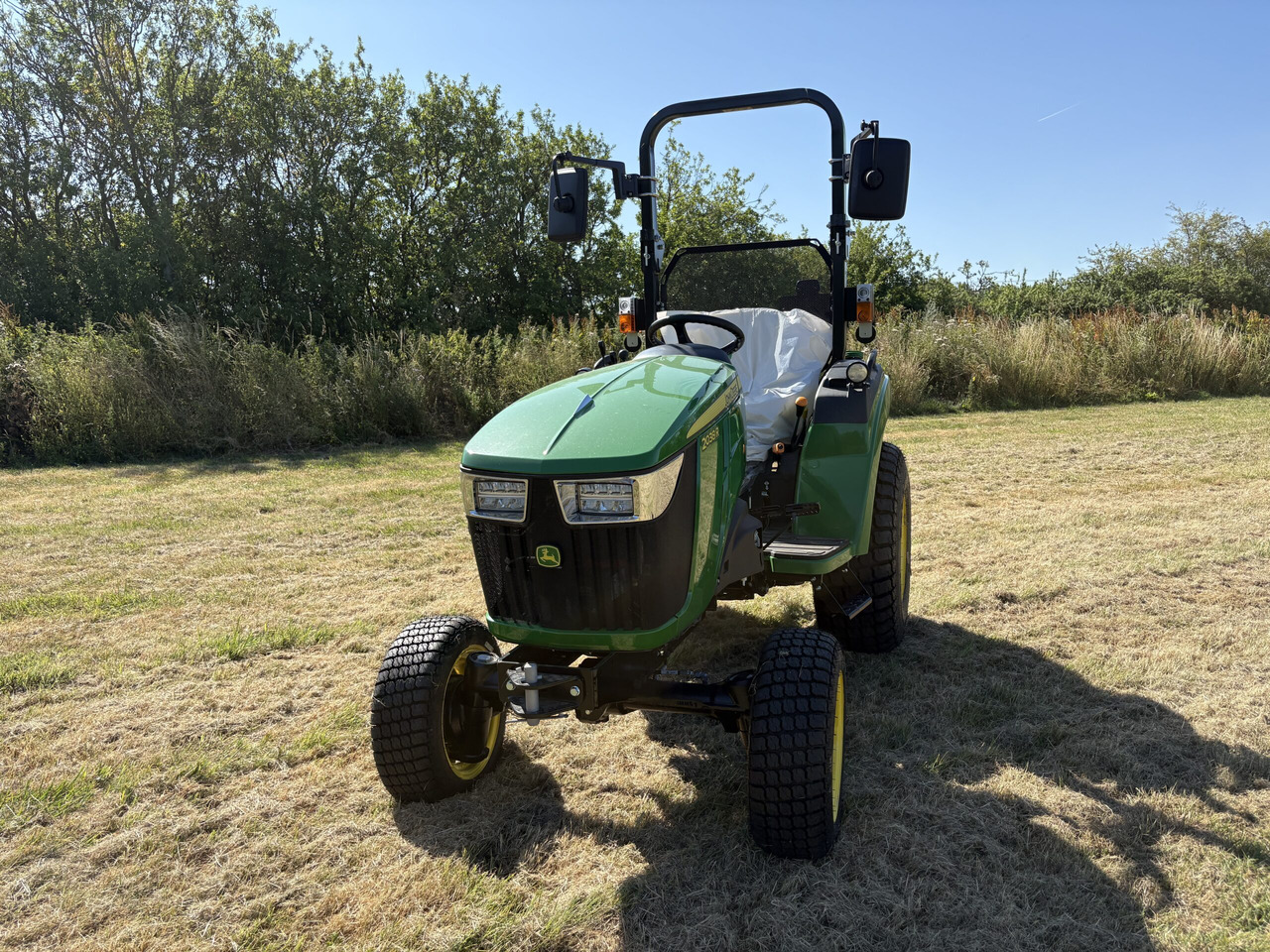 John Deere 2038R Compact Tractor - Compact tractor: picture 3 John Deere 2038R Compact Tractor - Compact tractor: picture 3