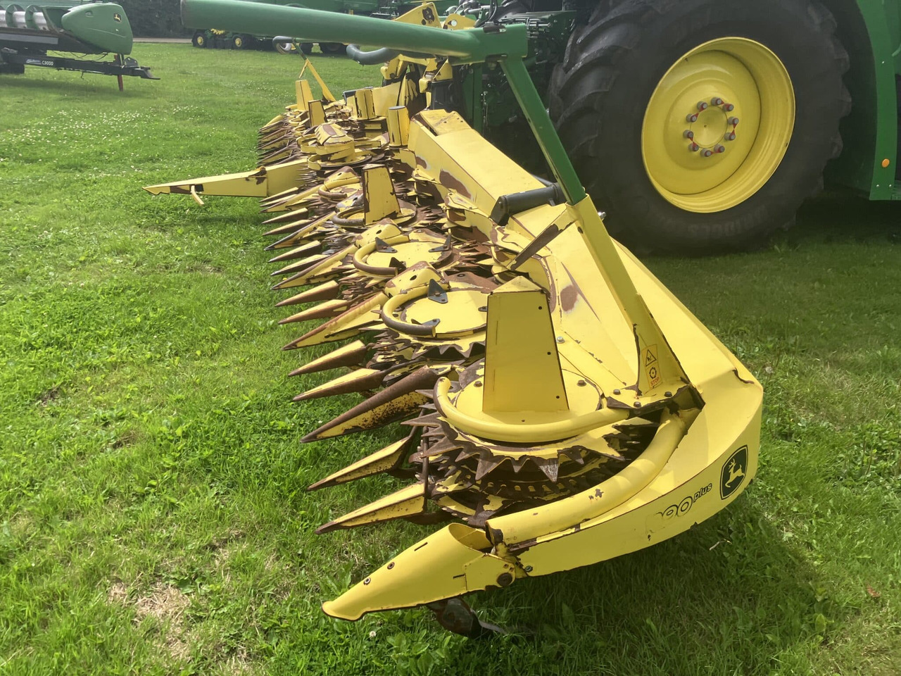 John Deere 390 Plus - Corn header: picture 2 John Deere 390 Plus - Corn header: picture 2