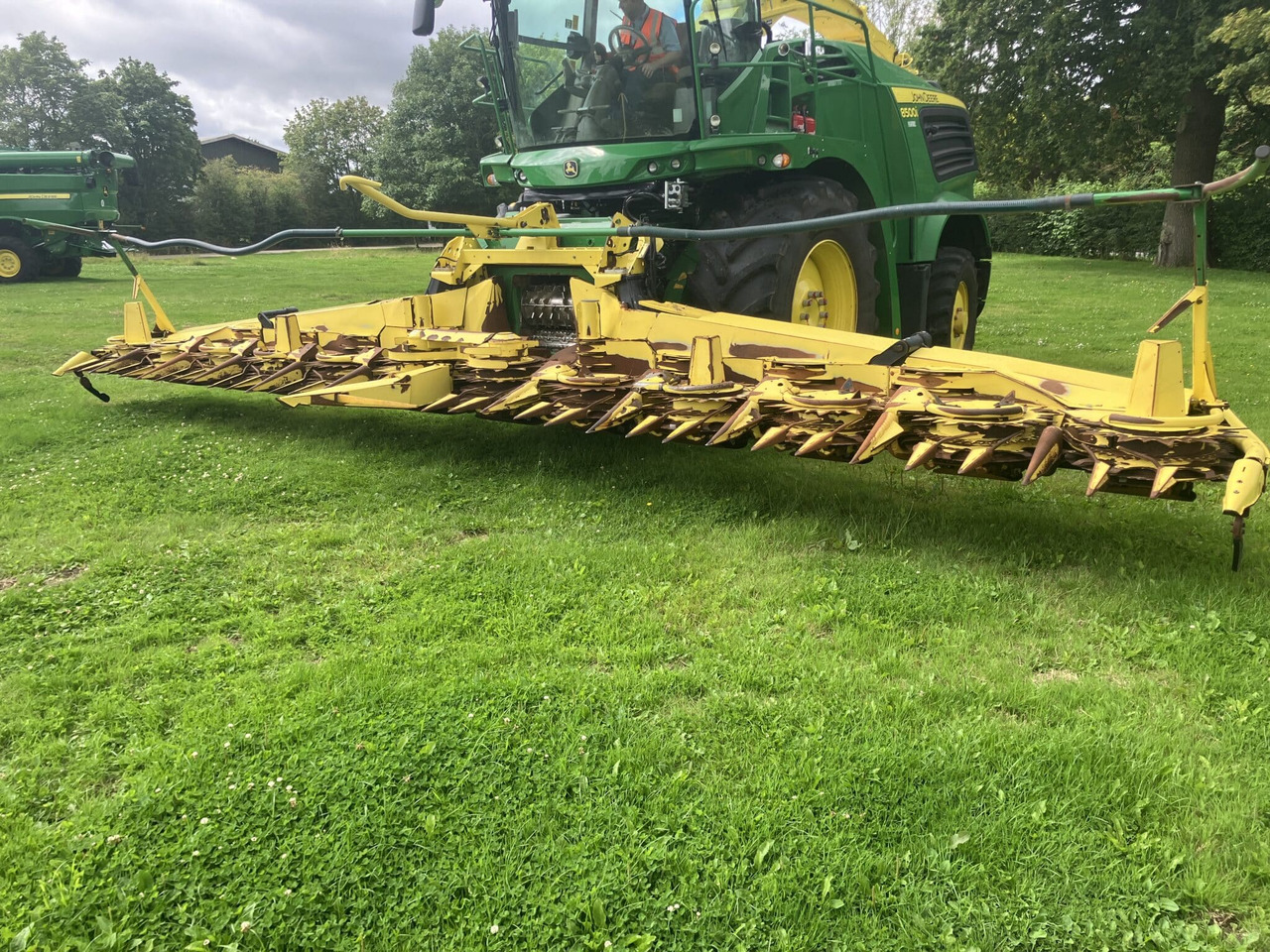 John Deere 390 Plus - Corn header: picture 1 John Deere 390 Plus - Corn header: picture 1