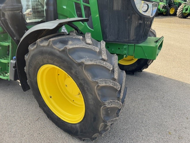 John Deere 6110M - Farm tractor: picture 5 John Deere 6110M - Farm tractor: picture 5