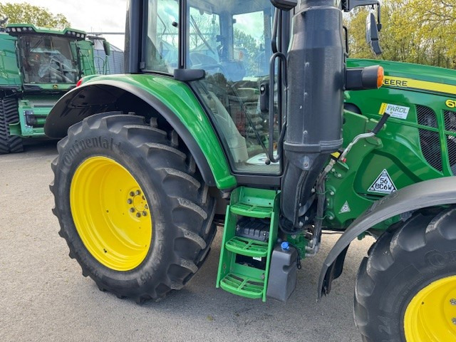 John Deere 6110M - Farm tractor: picture 4 John Deere 6110M - Farm tractor: picture 4