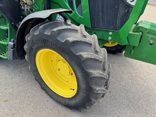 John Deere 6110M - Farm tractor: picture 3 John Deere 6110M - Farm tractor: picture 3