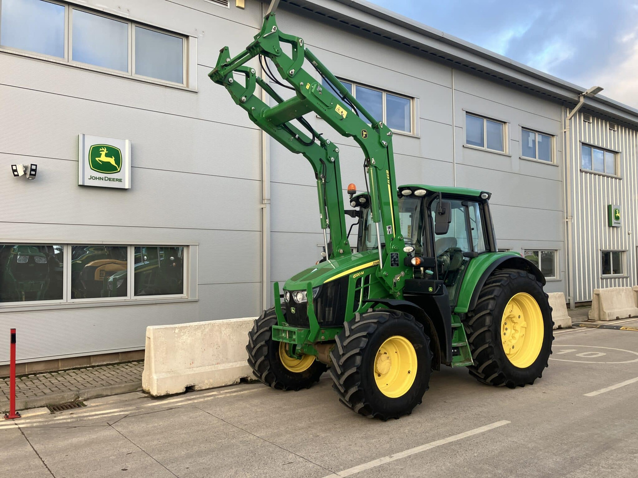 John Deere 6120M - Farm tractor: picture 1 John Deere 6120M - Farm tractor: picture 1