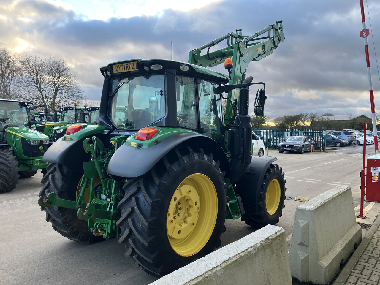 John Deere 6120M - Farm tractor: picture 5 John Deere 6120M - Farm tractor: picture 5