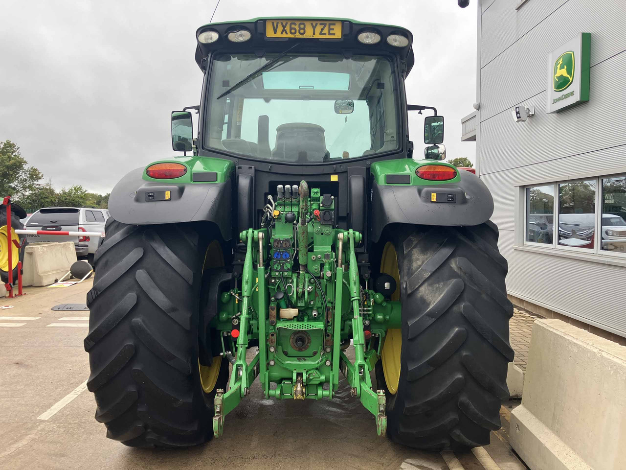 John Deere 6155R - Farm tractor: picture 4 John Deere 6155R - Farm tractor: picture 4