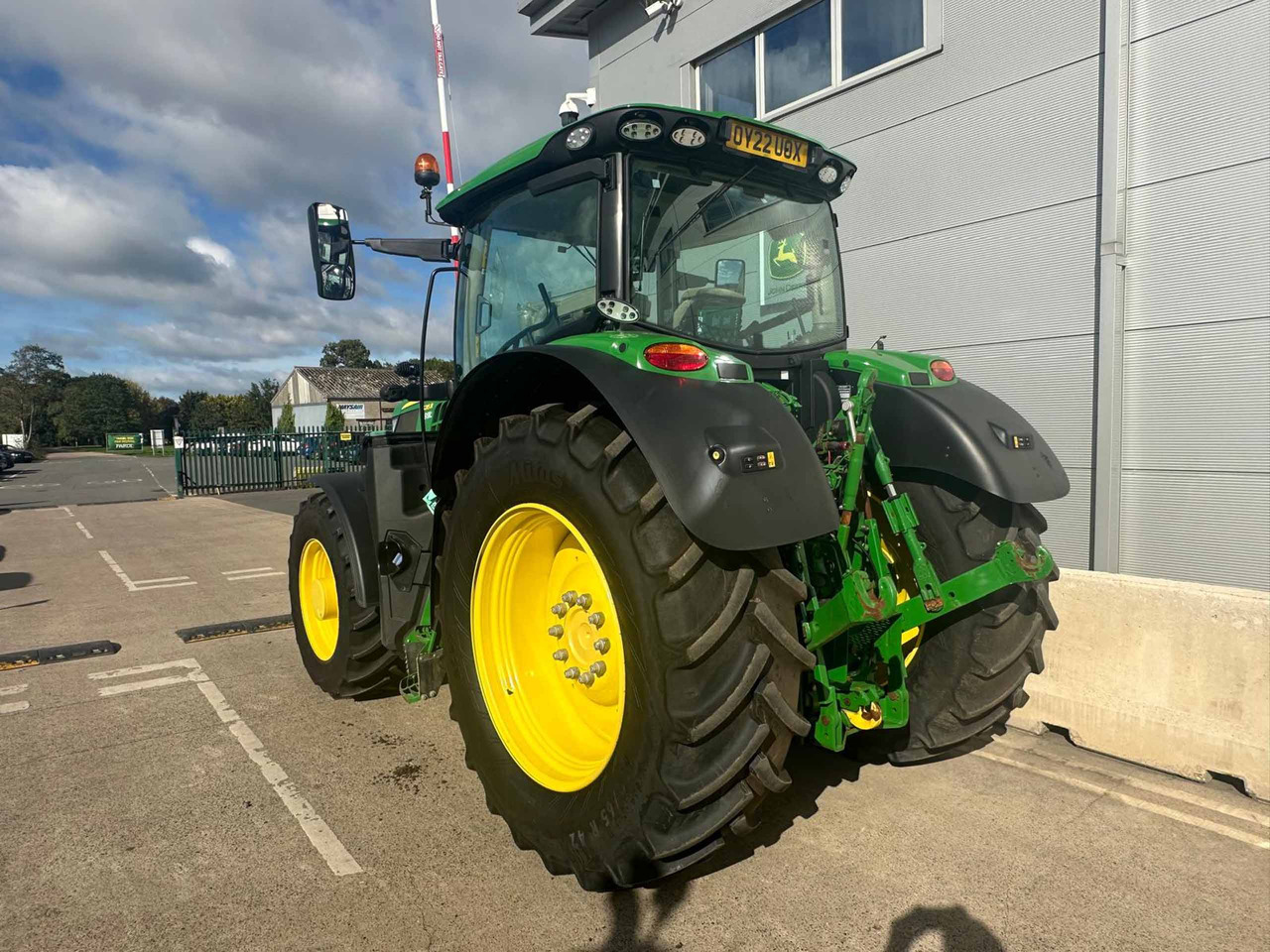 John Deere 6215R - Farm tractor: picture 2 John Deere 6215R - Farm tractor: picture 2