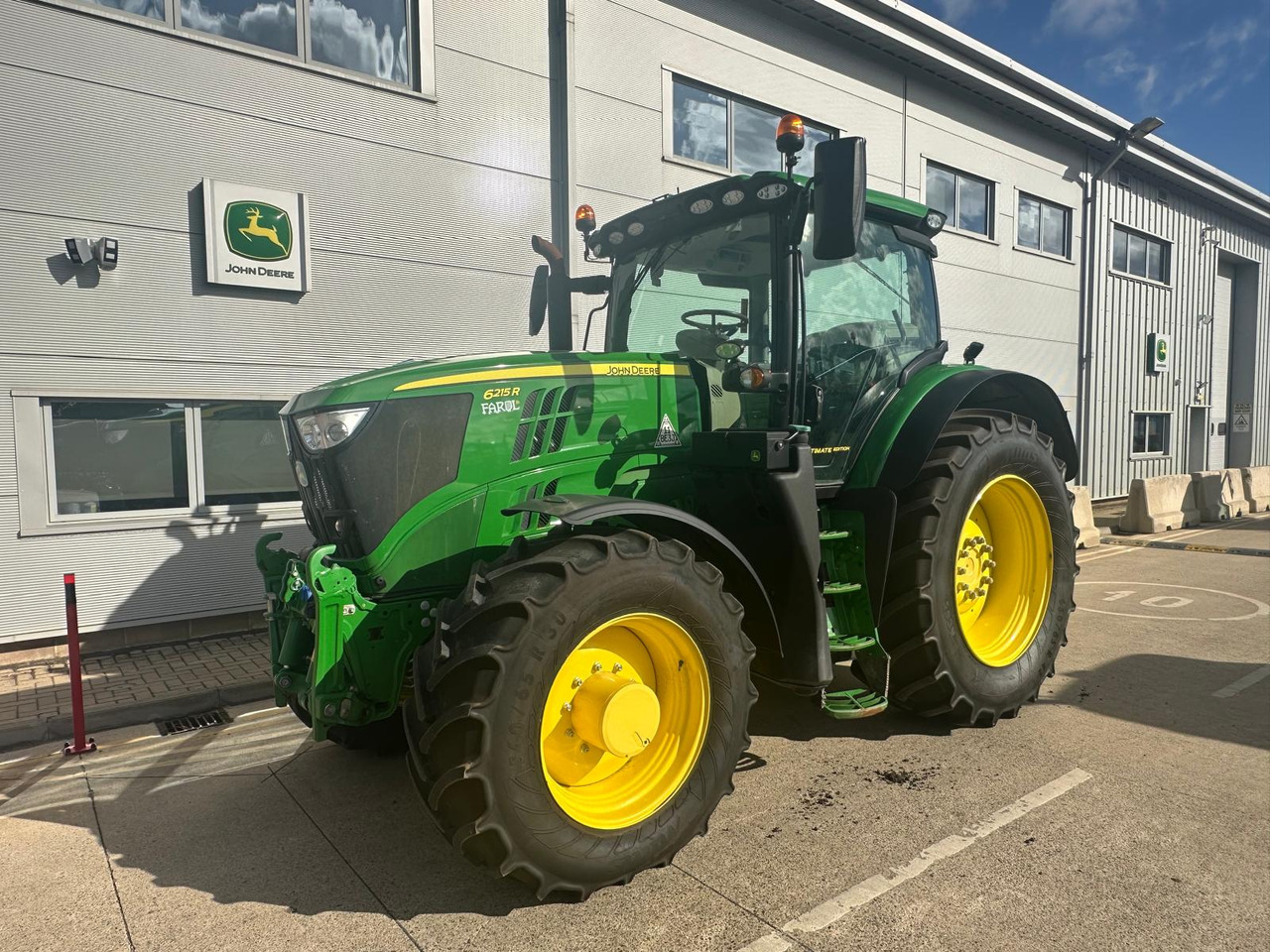 John Deere 6215R - Farm tractor: picture 1 John Deere 6215R - Farm tractor: picture 1