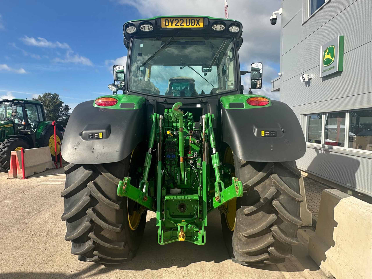 John Deere 6215R - Farm tractor: picture 3 John Deere 6215R - Farm tractor: picture 3